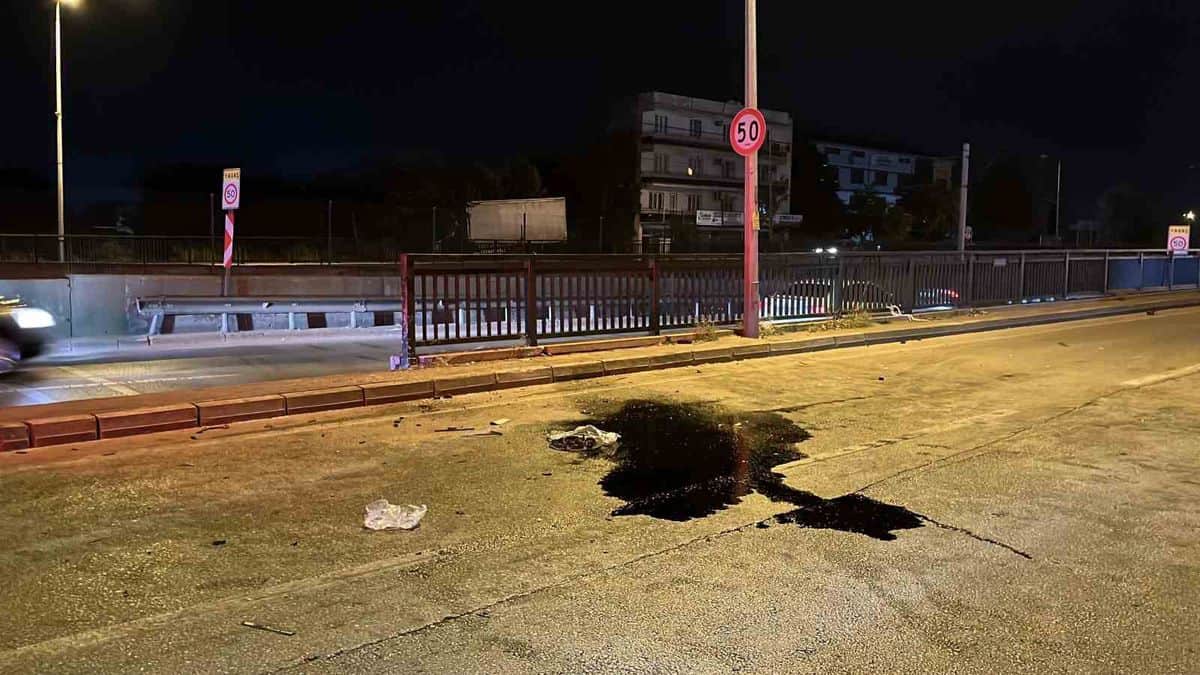 Bursa'da Makas Atan Otomobil Refüje Çarptı: 17 Yaşındaki Sürücü Hayatını Kaybetti Bursa'da Makas Atan Otomobil Refüje Çarptı: 17 Yaşındaki Sürücü Hayatını Kaybetti