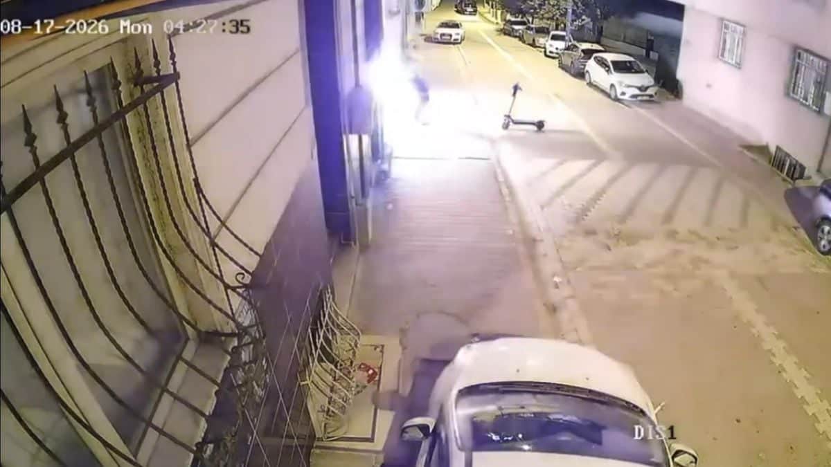 Esenyurt'ta kundaklama dehşeti: Ayrıldığı kız arkadaşının evini 2 kez ateşe verdi Esenyurt'ta kundaklama dehşeti: Ayrıldığı kız arkadaşının evini 2 kez ateşe verdi