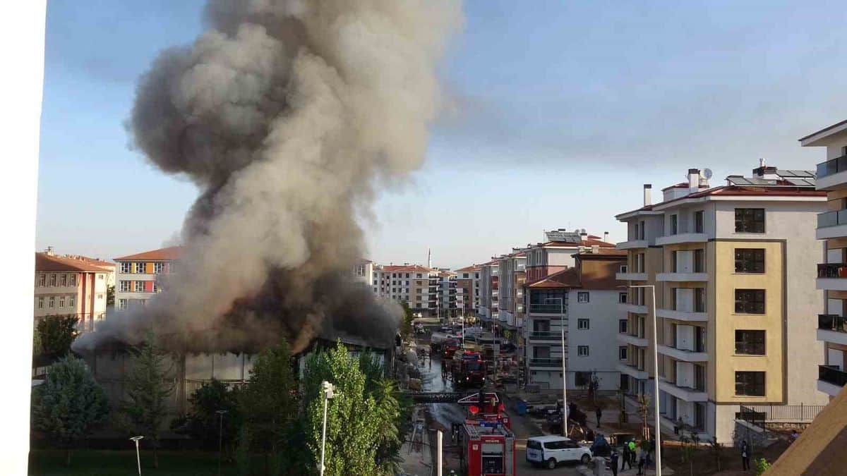 Malatya'da Şantiyede Yangın: Prefabrik Yatakhane Kullanılamaz Hale Geldi Malatya'da Şantiyede Yangın: Prefabrik Yatakhane Kullanılamaz Hale Geldi