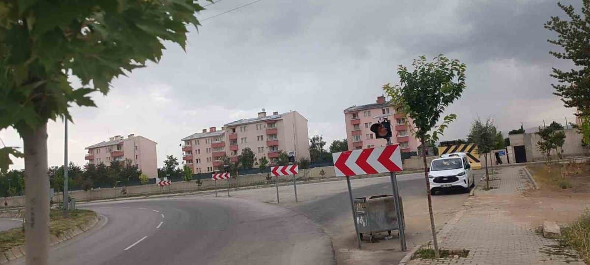 Patnos'ta Trafik Güvenliği İçin Yol Düzenleme Çalışmaları Patnos'ta Trafik Güvenliği İçin Yol Düzenleme Çalışmaları