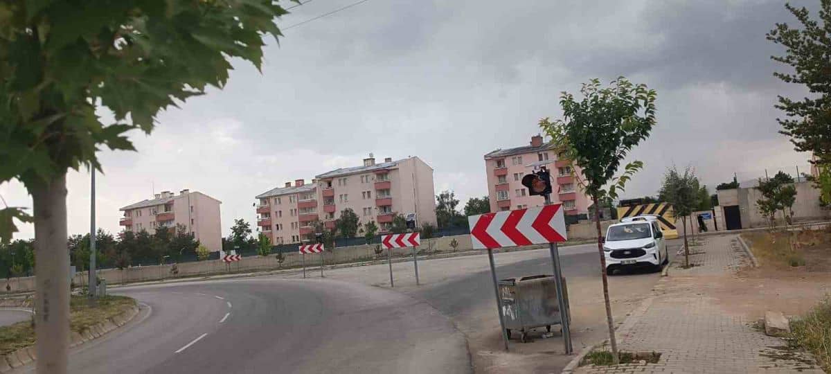 Patnos'ta Trafik Güvenliği İçin Yol Düzenleme Çalışmaları Patnos'ta Trafik Güvenliği İçin Yol Düzenleme Çalışmaları