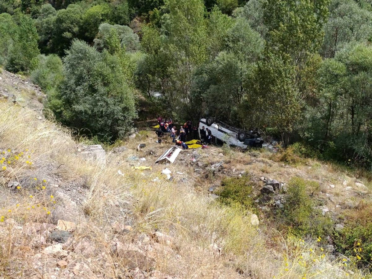 Suşehri'nde Minibüs Uçuruma Yuvarlandı Suşehri'nde Minibüs Uçuruma Yuvarlandı