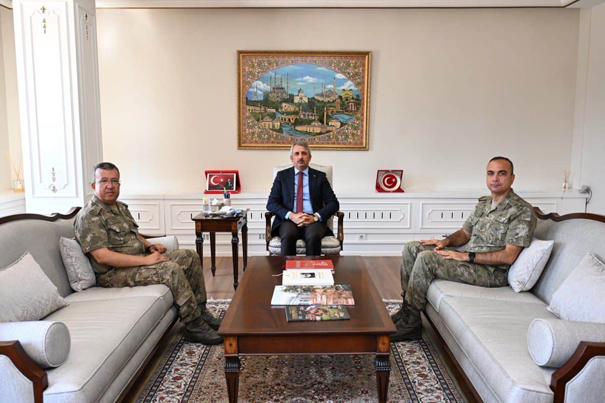 Tümgeneral Kolcu ve Tuğgeneral Sarp'tan Edirne Valisi Sezer'e ziyaret Tümgeneral Kolcu ve Tuğgeneral Sarp'tan Edirne Valisi Sezer'e ziyaret