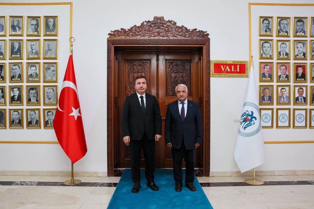 Erzincanlı Kanaat Önderi Hüseyin Uğurlu, Vali Aydoğdu'yu Ziyaret Etti Erzincanlı Kanaat Önderi Hüseyin Uğurlu, Vali Aydoğdu'yu Ziyaret Etti