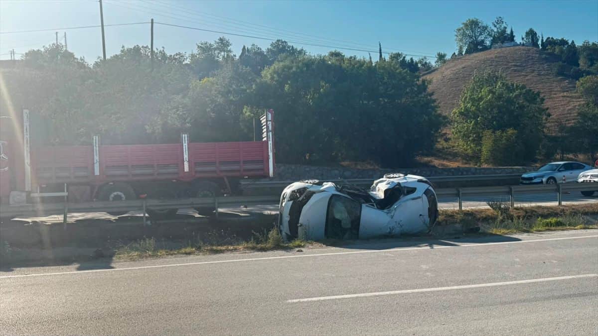 Boyabat'ta Takla Atan Otomobilde Sürücü Yaralandı Boyabat'ta Takla Atan Otomobilde Sürücü Yaralandı