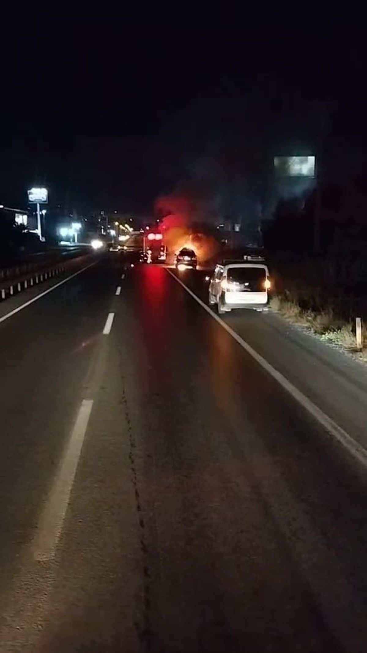 Bursa’da lüks otomobil alevlere teslim oldu: O anlar kamerada Bursa’da lüks otomobil alevlere teslim oldu: O anlar kamerada