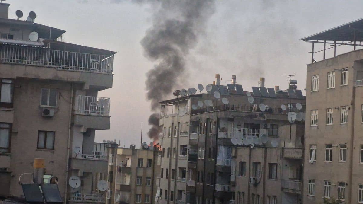 Diyarbakır'da Çatı Katında Yangın Diyarbakır'da Çatı Katında Yangın