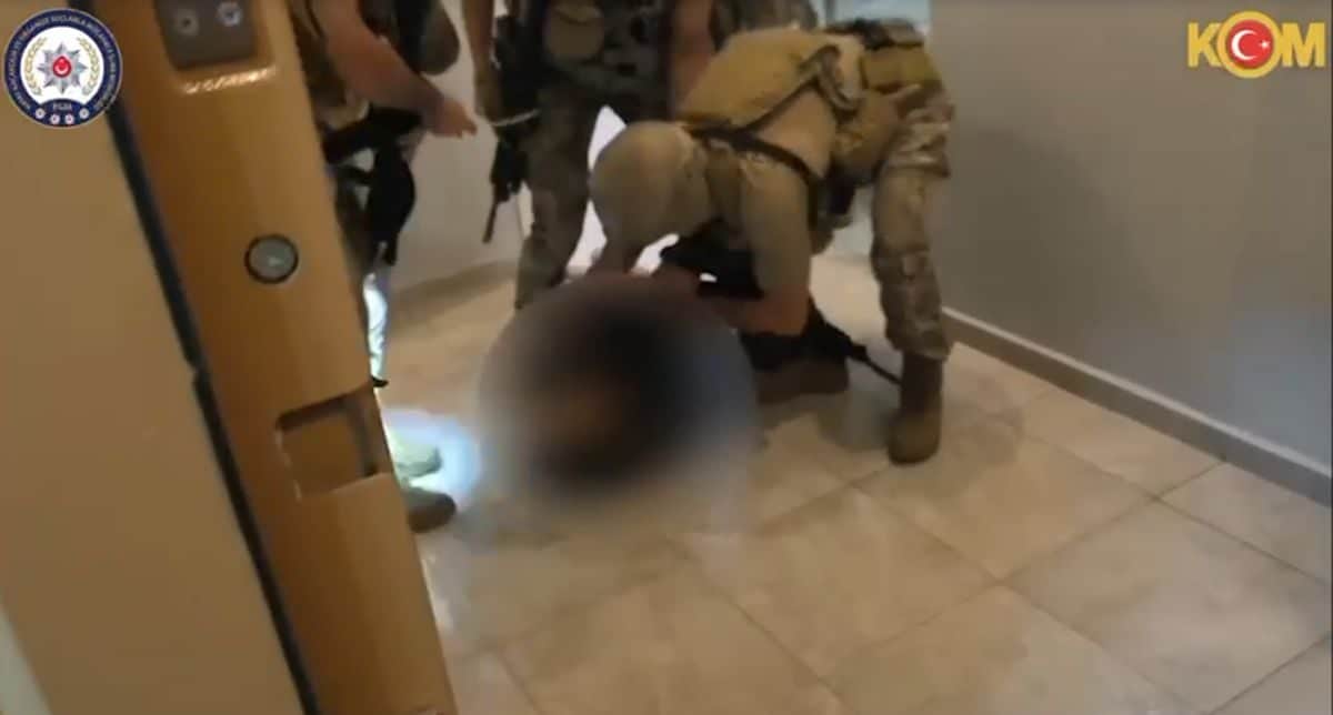 Hatay'da silahlı suç örgütlerine operasyon: 16 gözaltı Hatay'da silahlı suç örgütlerine operasyon: 16 gözaltı