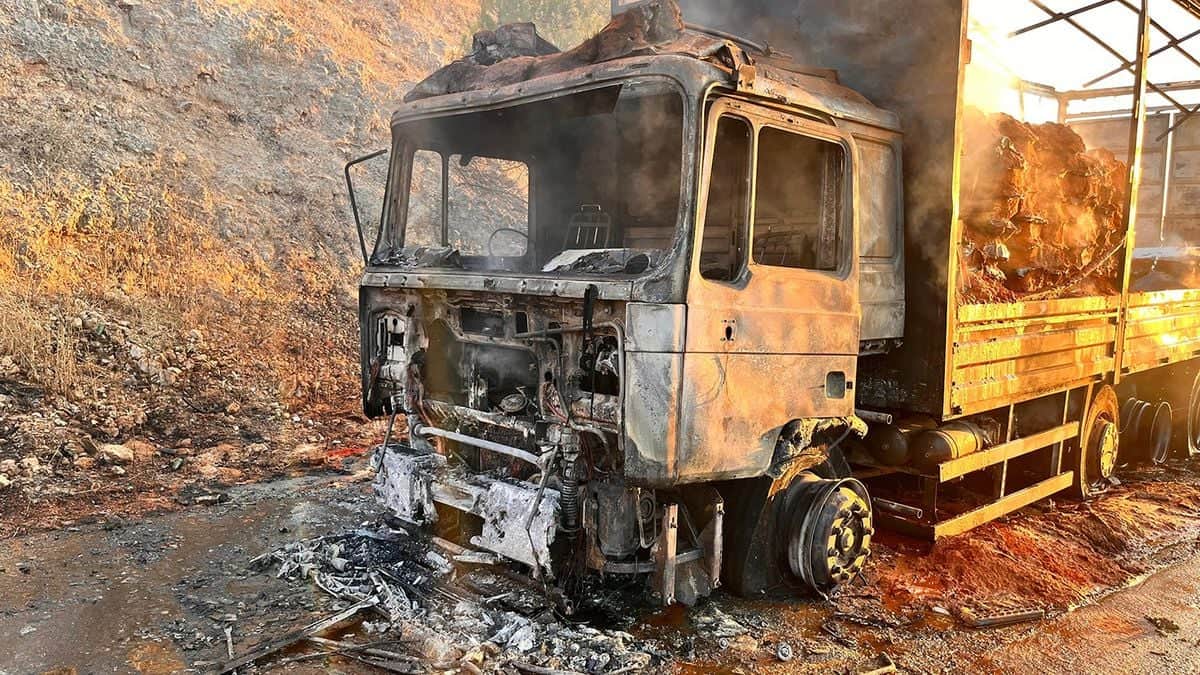 Kula'da TIR Yangını: Araç Kullanılamaz Hale Geldi Kula'da TIR Yangını: Araç Kullanılamaz Hale Geldi