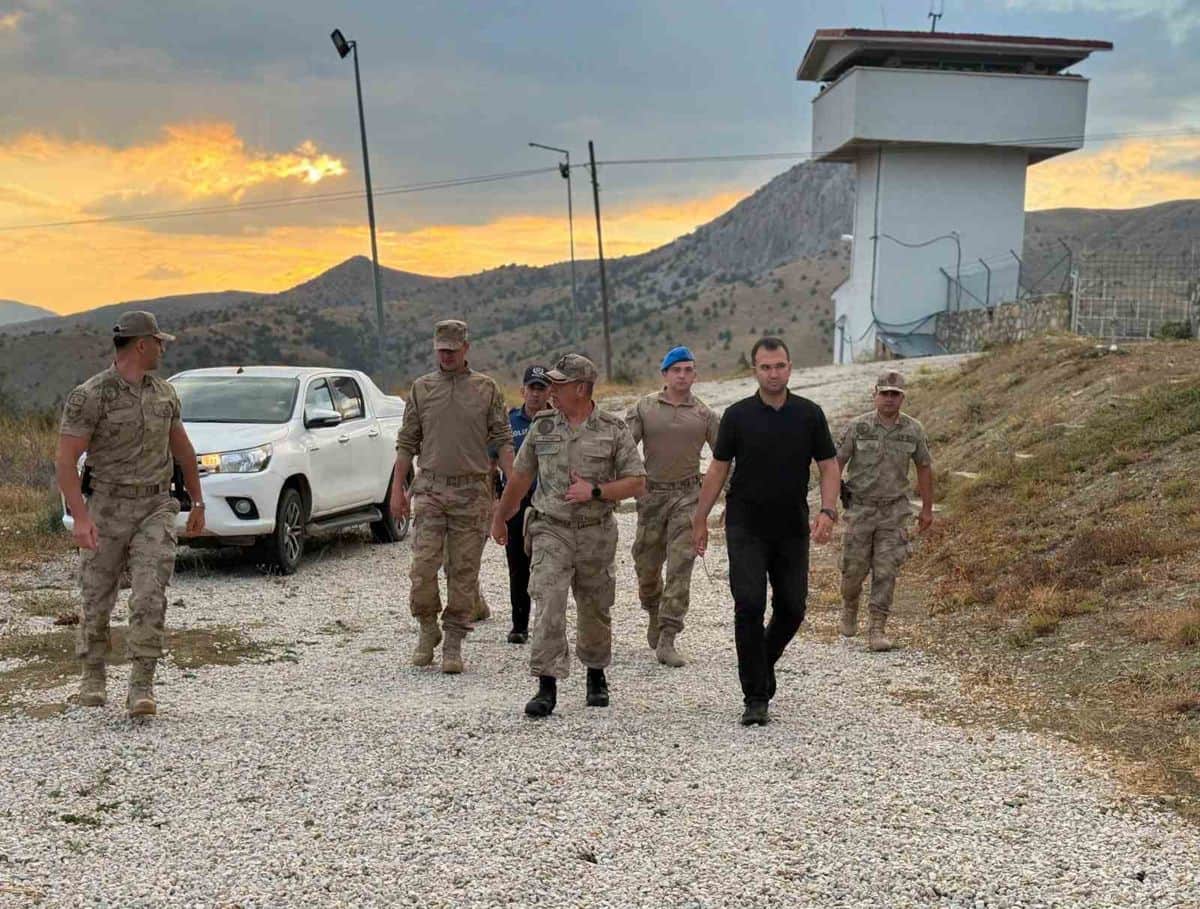 Refahiye Kaymakamı Taşkıran, jandarmanın çalışmalarını yerinde inceledi Refahiye Kaymakamı Taşkıran, jandarmanın çalışmalarını yerinde inceledi