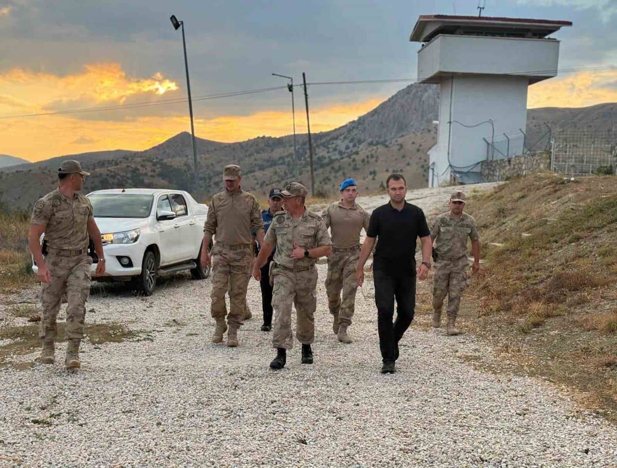 Refahiye Kaymakamı Taşkıran, jandarmanın çalışmalarını yerinde inceledi Refahiye Kaymakamı Taşkıran, jandarmanın çalışmalarını yerinde inceledi