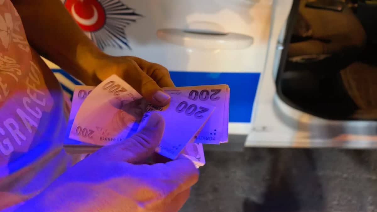 Dürüst Vatandaş 30 Bin Lirayı Polise Teslim Etti Dürüst Vatandaş 30 Bin Lirayı Polise Teslim Etti