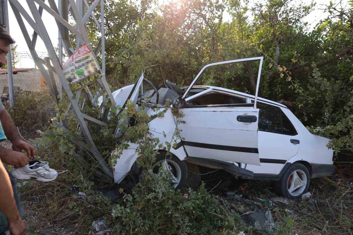 Elektrik direğine çarpan Tofaş hurdaya döndü, sürücü ağır yaralandı Elektrik direğine çarpan Tofaş hurdaya döndü, sürücü ağır yaralandı