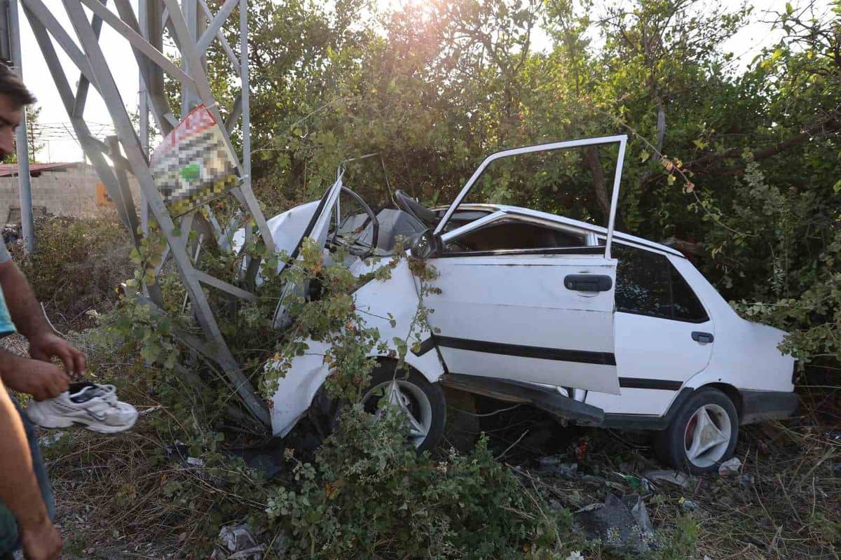 Elektrik direğine çarpan Tofaş hurdaya döndü, sürücü ağır yaralandı Elektrik direğine çarpan Tofaş hurdaya döndü, sürücü ağır yaralandı
