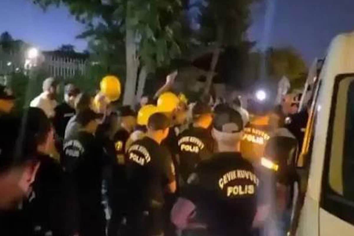 Enerji Bakanlığı önünde eylem yapan 100'den fazla madenci gözaltına alındı Enerji Bakanlığı önünde eylem yapan 100'den fazla madenci gözaltına alındı