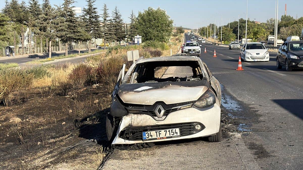 Eskişehir'de Seyir Halindeki Otomobil Alev Alev Yandı: 3 Yaralı Eskişehir'de Seyir Halindeki Otomobil Alev Alev Yandı: 3 Yaralı