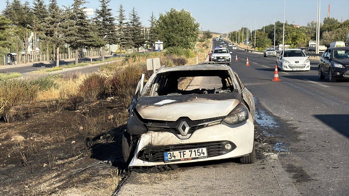 Eskişehir'de Seyir Halindeki Otomobil Alev Alev Yandı: 3 Yaralı Eskişehir'de Seyir Halindeki Otomobil Alev Alev Yandı: 3 Yaralı