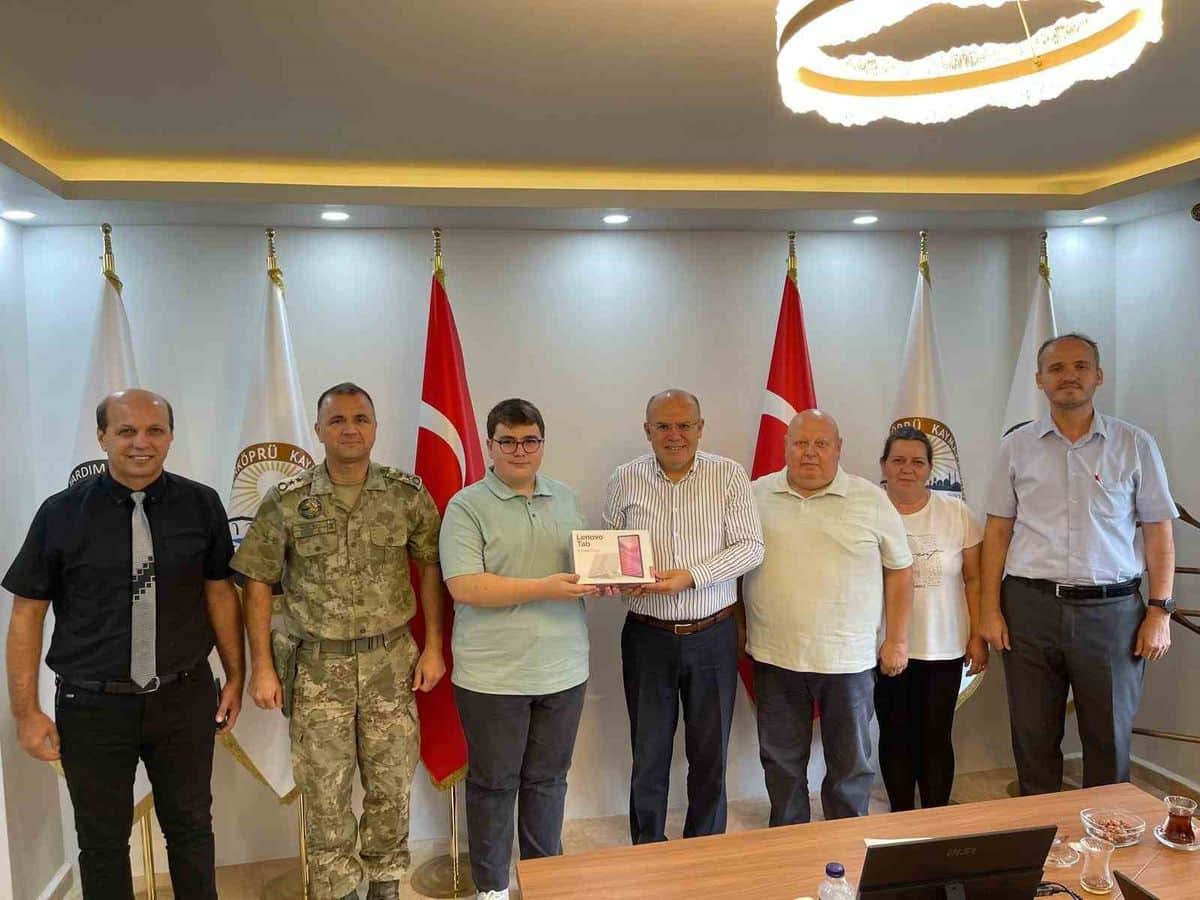Fen Lisesini Kazanan Köy Okulu Öğrencisine Kaymakamdan Tablet Sözü Yerine Getirildi Fen Lisesini Kazanan Köy Okulu Öğrencisine Kaymakamdan Tablet Sözü Yerine Getirildi