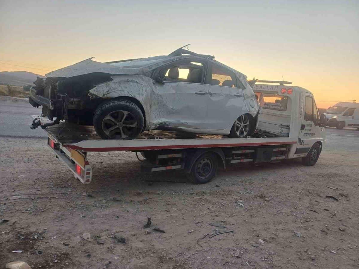 Elmadağ'da feci kaza: 1 ölü, 1 yaralı Elmadağ'da feci kaza: 1 ölü, 1 yaralı