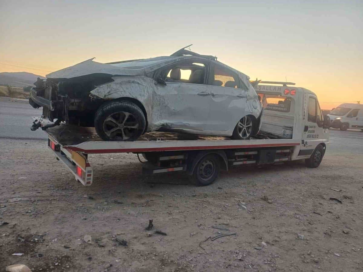 Elmadağ'da feci kaza: 1 ölü, 1 yaralı Elmadağ'da feci kaza: 1 ölü, 1 yaralı