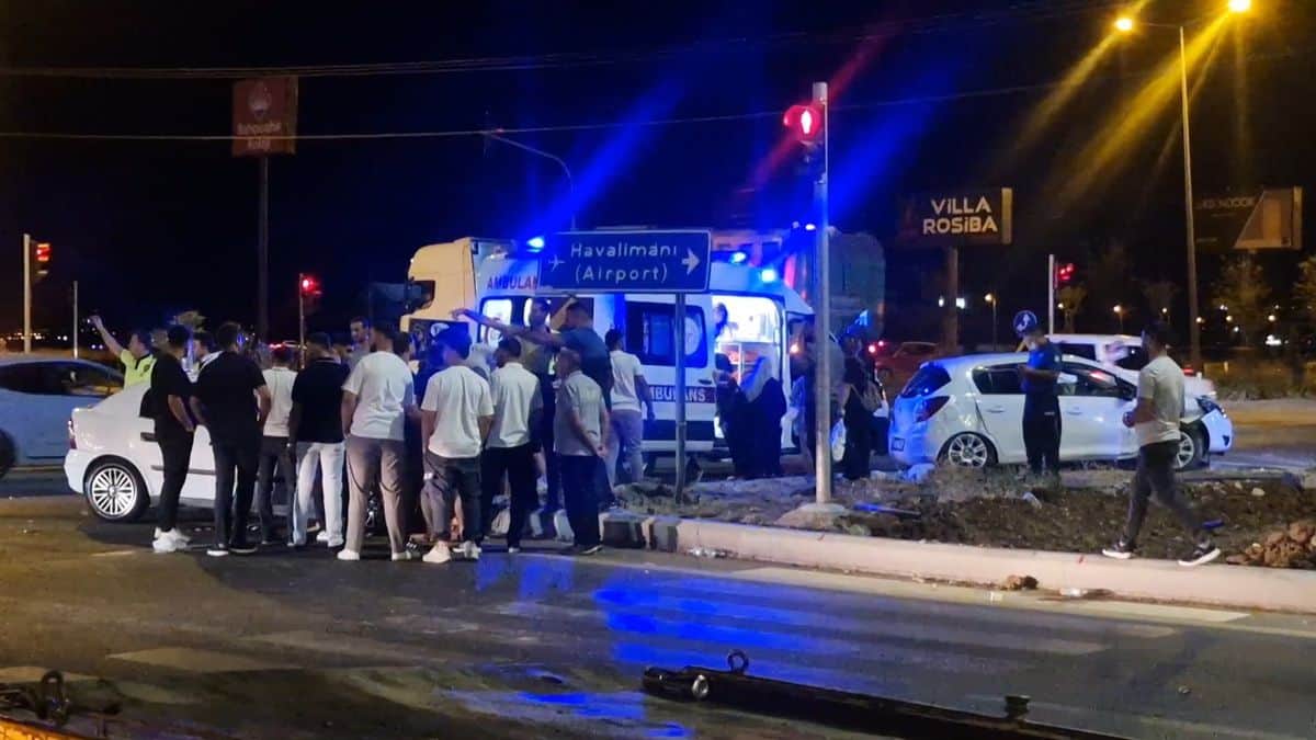 Diyarbakır'da otomobiller çarpıştı: 7 yaralı Diyarbakır'da otomobiller çarpıştı: 7 yaralı