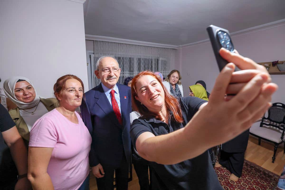 Kemal Kılıçdaroğlu, gündelik ev işlerinde çalışan kadınlarla bir araya geldi Kemal Kılıçdaroğlu, gündelik ev işlerinde çalışan kadınlarla bir araya geldi