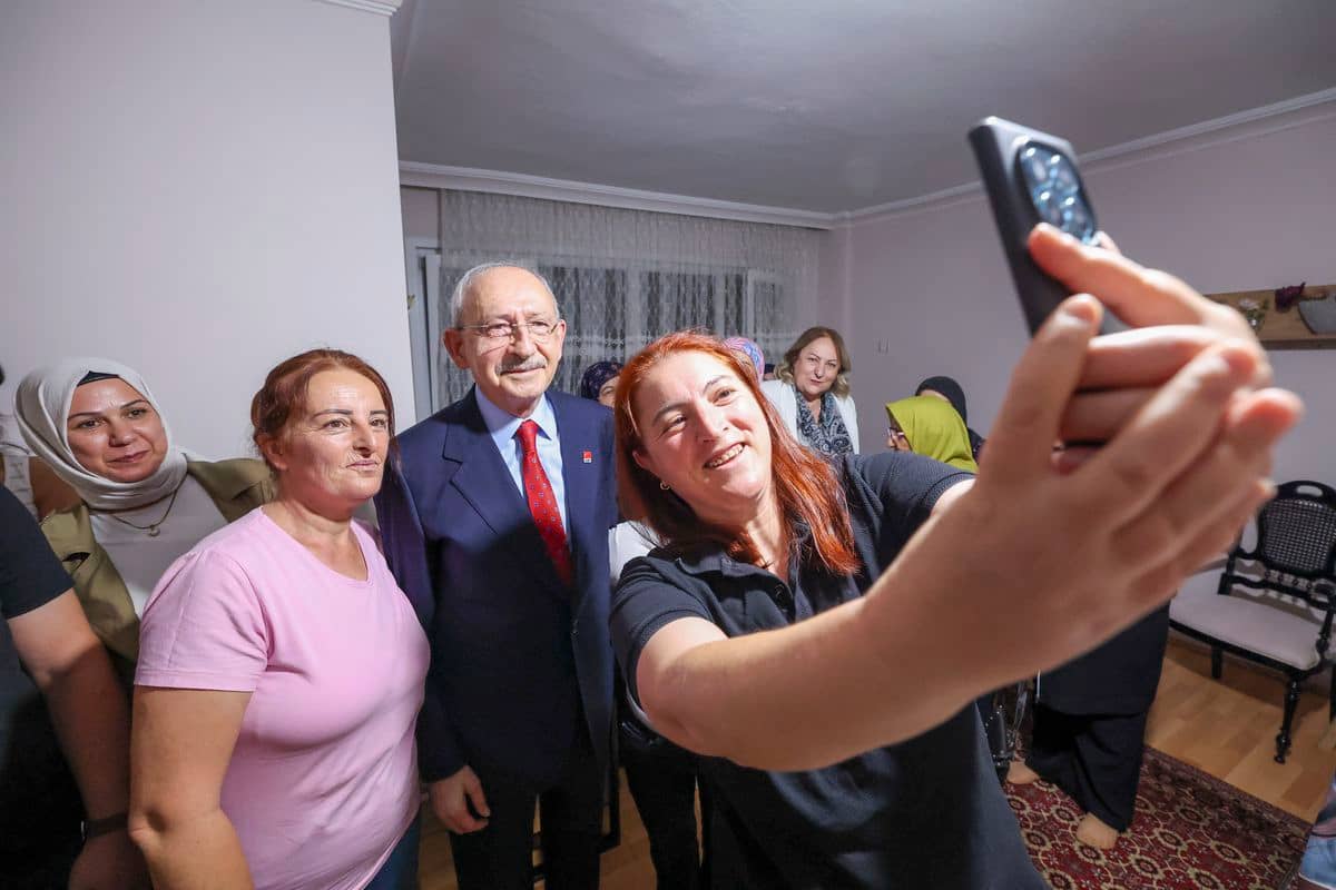 Kemal Kılıçdaroğlu, gündelik ev işlerinde çalışan kadınlarla bir araya geldi Kemal Kılıçdaroğlu, gündelik ev işlerinde çalışan kadınlarla bir araya geldi