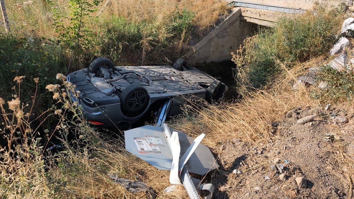 Kütahya'da Otomobil Sulama Kanalına Devrildi: 1 Yaralı Kütahya'da Otomobil Sulama Kanalına Devrildi: 1 Yaralı