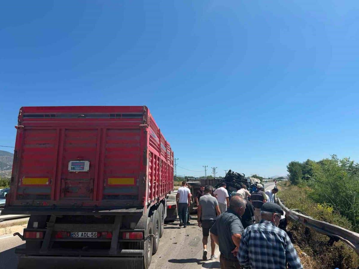 Tır ile traktör çarpıştı: 1 yaralı Tır ile traktör çarpıştı: 1 yaralı