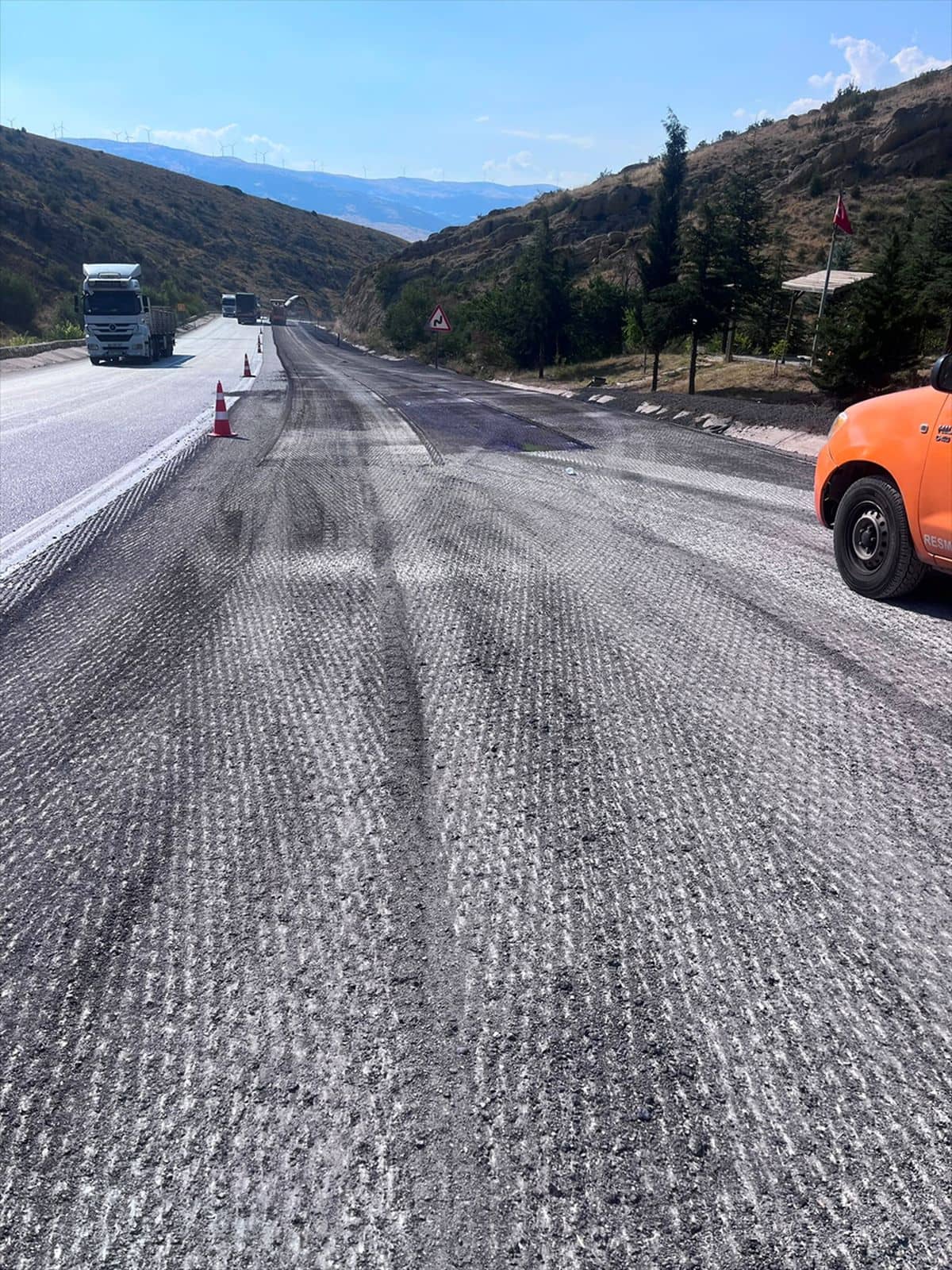 Afyonkarahisar'da Yola Dökülen Boya Kazıma ile Temizlendi Afyonkarahisar'da Yola Dökülen Boya Kazıma ile Temizlendi