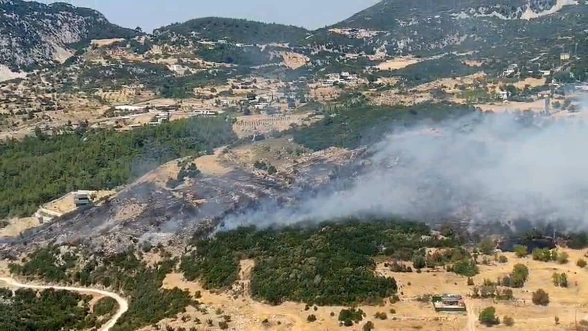 Kaş'ta Orman Yangını: Ekipler Havadan ve Karadan Müdahale Ediyor Kaş'ta Orman Yangını: Ekipler Havadan ve Karadan Müdahale Ediyor