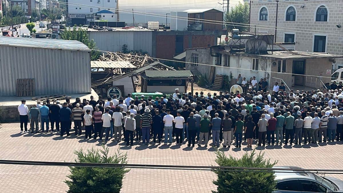 Darıca'da Denizde Bulunan Üç Kardeş Son Yolculuğuna Uğurlandı Darıca'da Denizde Bulunan Üç Kardeş Son Yolculuğuna Uğurlandı