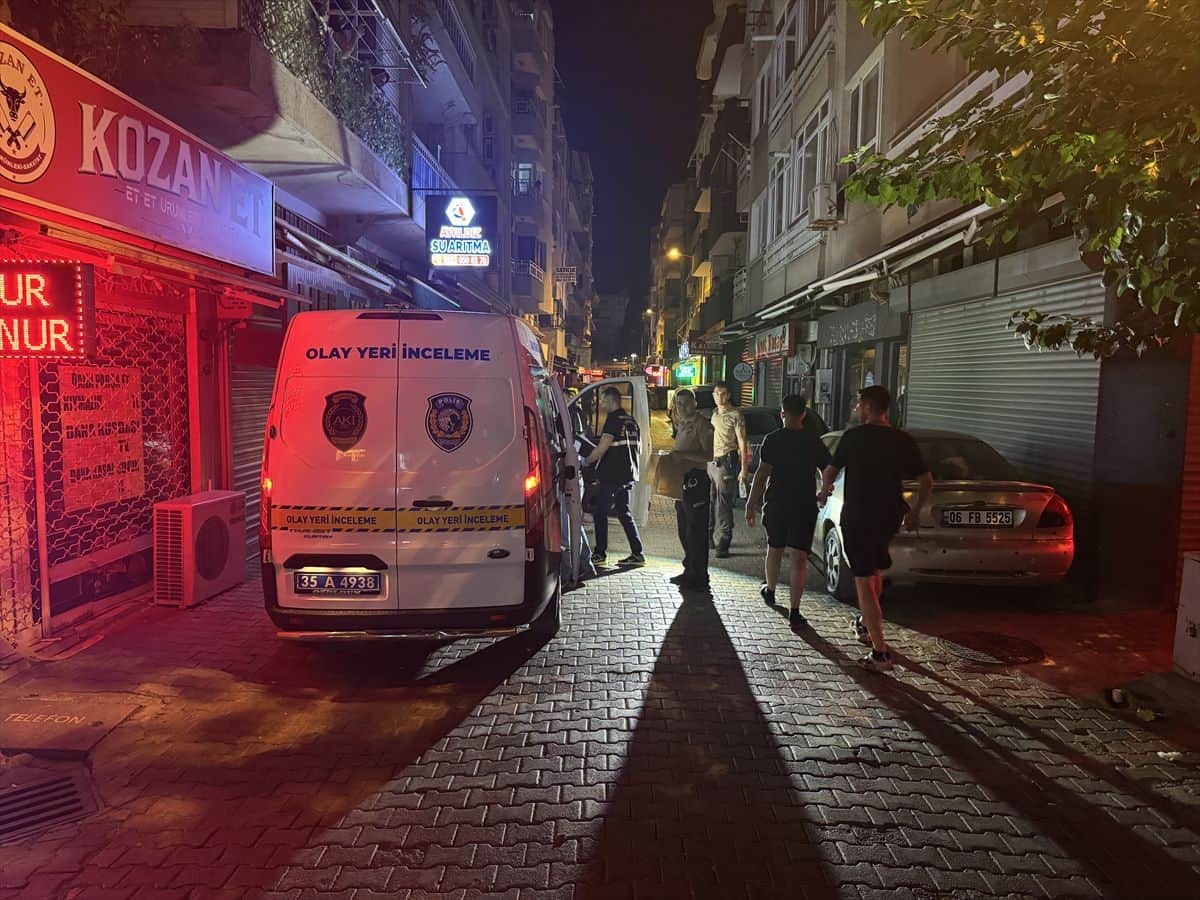 Karşıyaka'da silahlı kavga: 5 yaralı, 3 gözaltı Karşıyaka'da silahlı kavga: 5 yaralı, 3 gözaltı