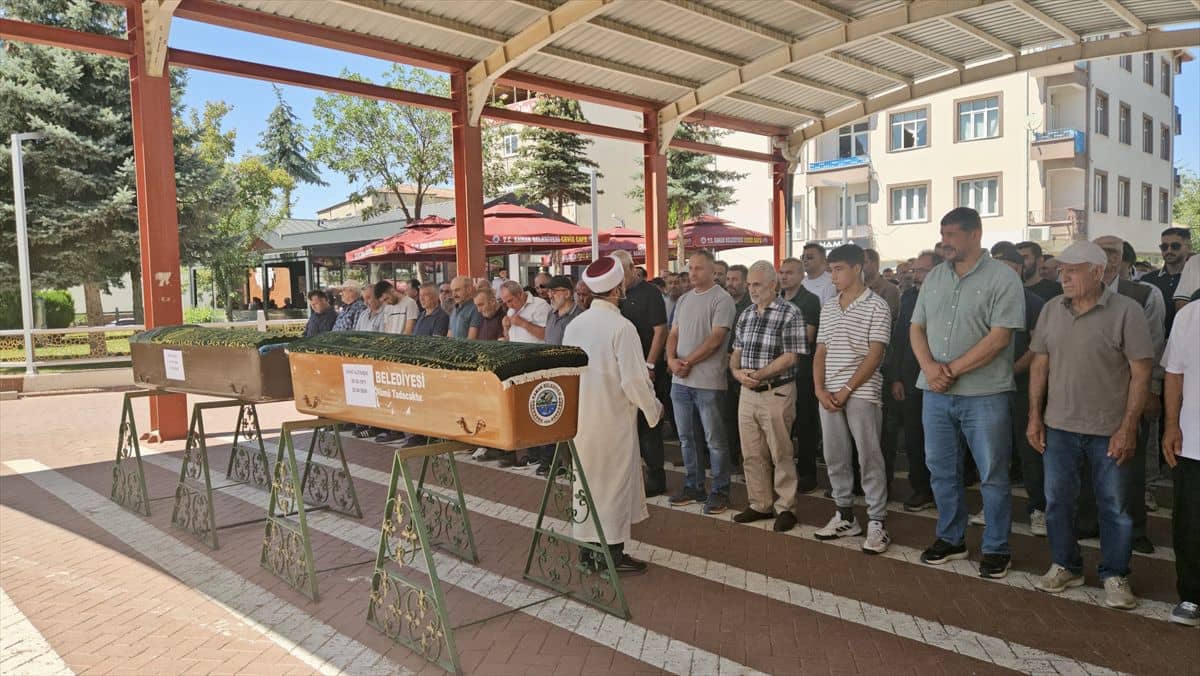 Kırşehir'de baba, oğlu tarafından bıçaklanarak öldürüldü Kırşehir'de baba, oğlu tarafından bıçaklanarak öldürüldü