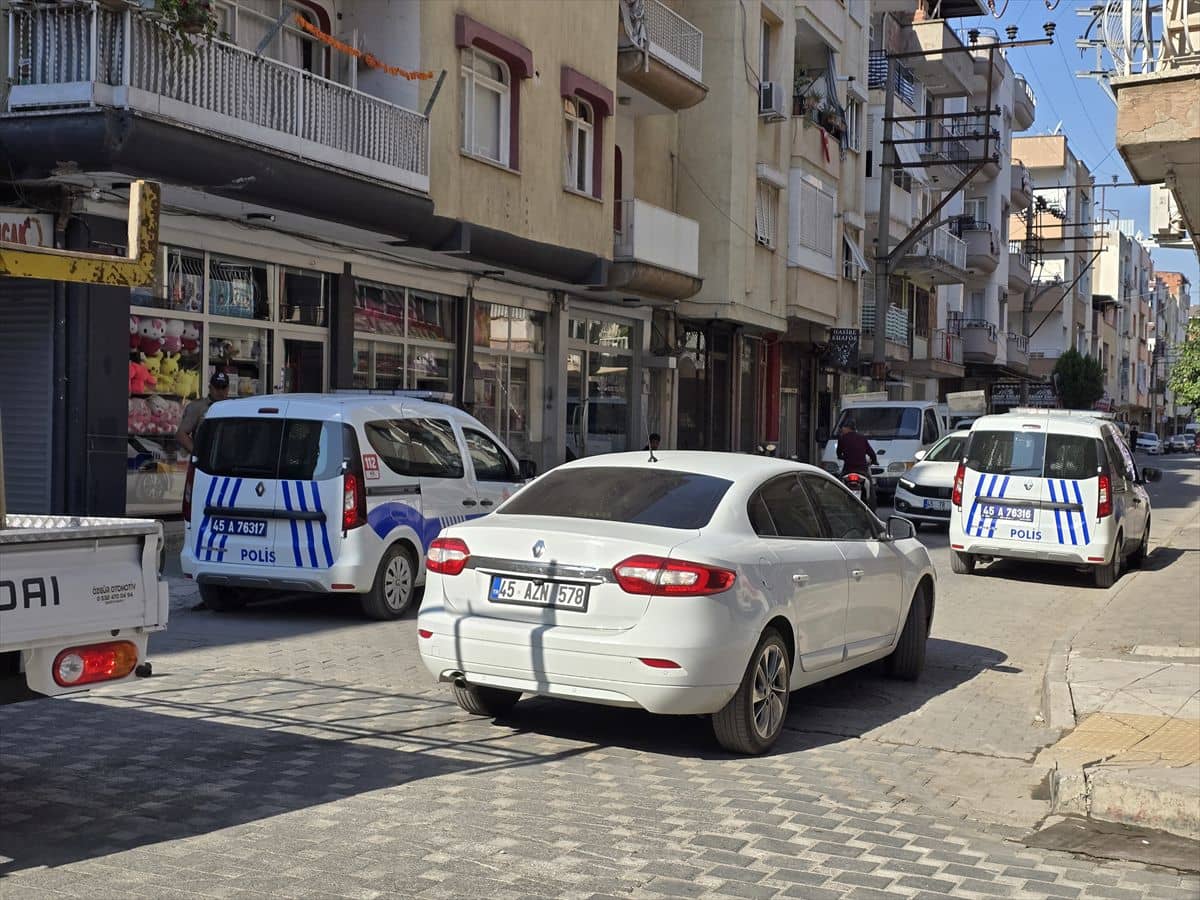 Eşini boğazından sıkan koca tutuklandı Eşini boğazından sıkan koca tutuklandı