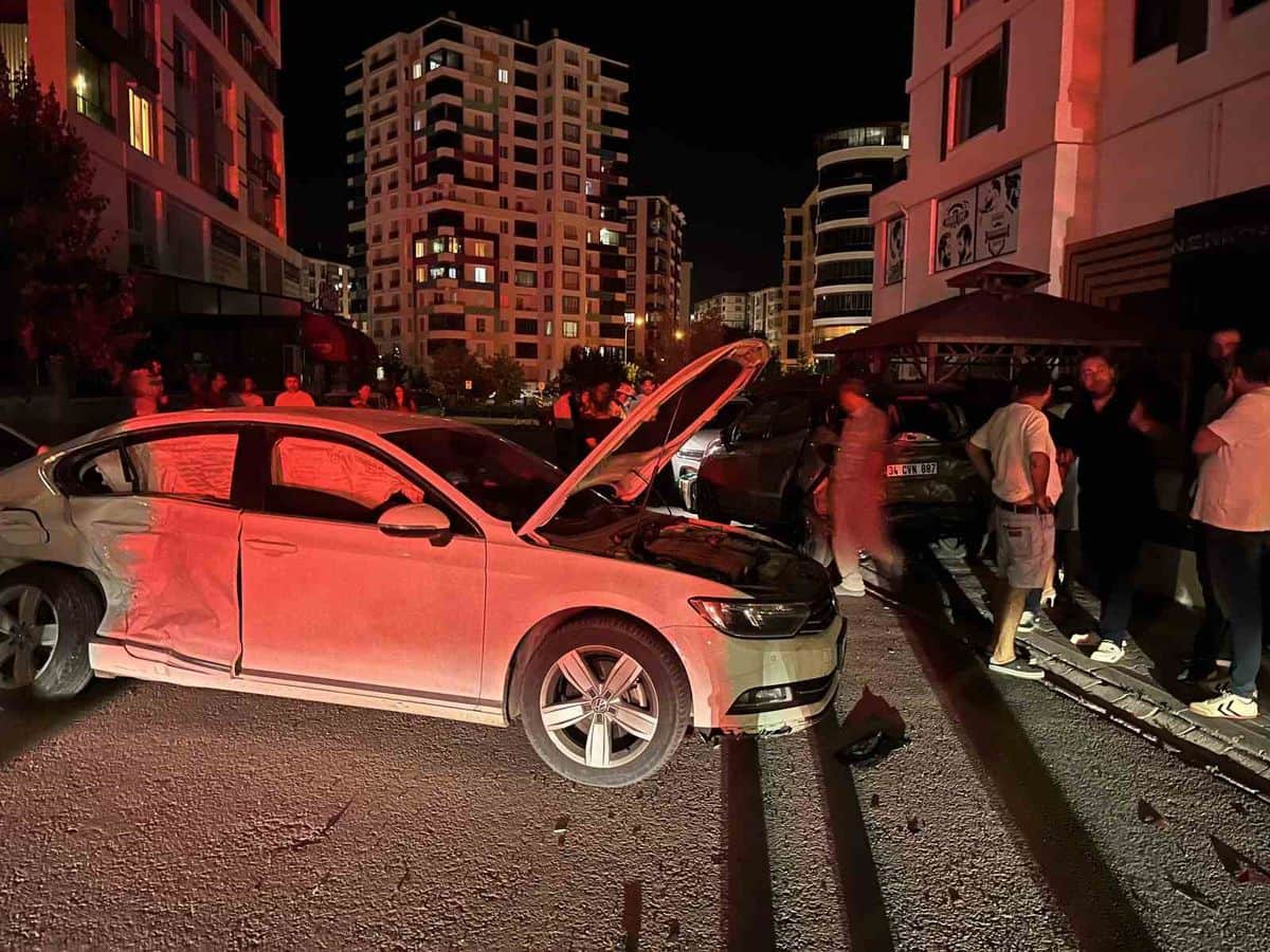 Niğde'de Zincirleme Trafik Kazası: 5 Otomobil ve Motosiklet Hasar Gördü Niğde'de Zincirleme Trafik Kazası: 5 Otomobil ve Motosiklet Hasar Gördü