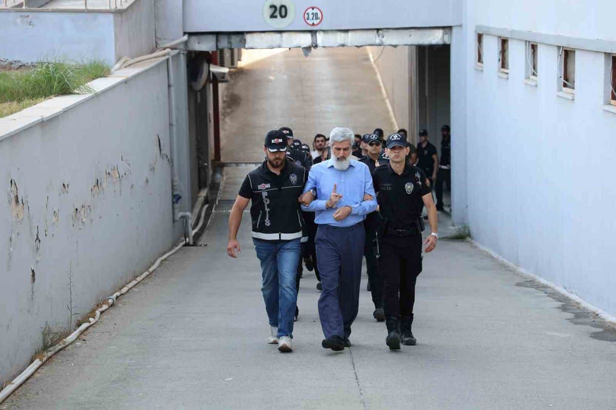 Adana'da Alparslan Kuytul ve eşi tutuklandı Adana'da Alparslan Kuytul ve eşi tutuklandı