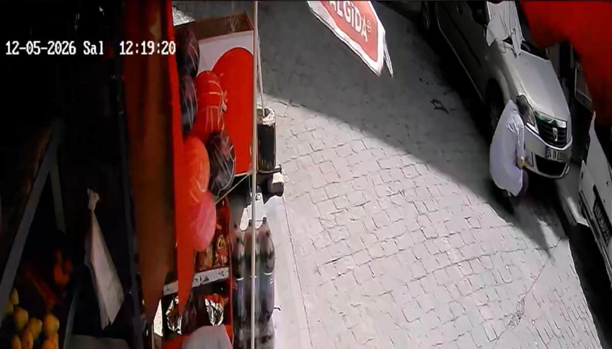 Beyoğlu'nda Sürücüsüz Kargo Aracı Park Halindeki Otomobile Çarptı: Araç Yol Kenarında Askıda Kaldı Beyoğlu'nda Sürücüsüz Kargo Aracı Park Halindeki Otomobile Çarptı: Araç Yol Kenarında Askıda Kaldı