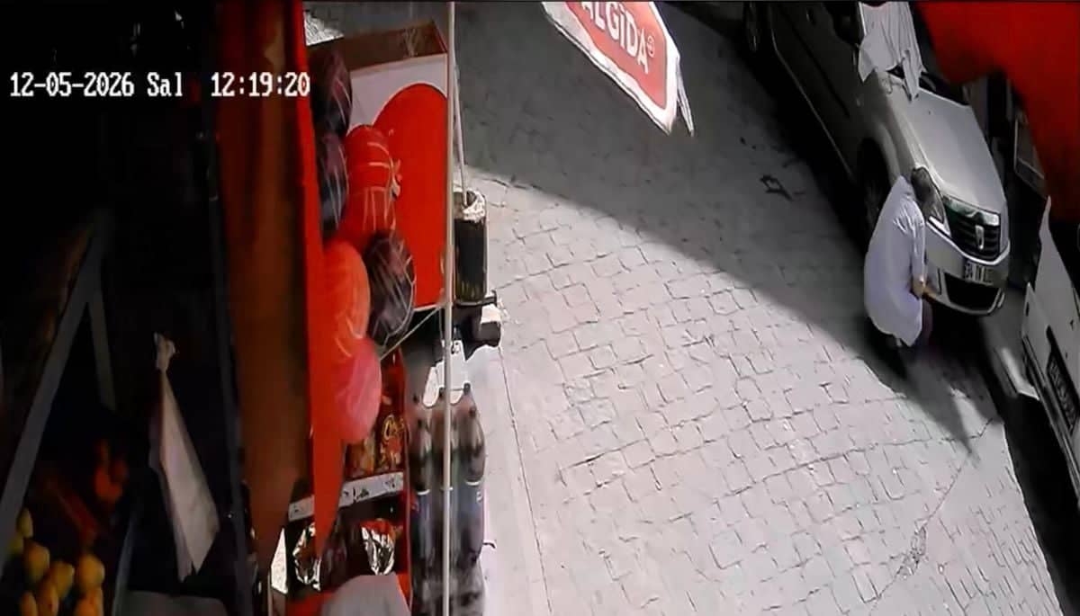 Beyoğlu'nda Sürücüsüz Kargo Aracı Park Halindeki Otomobile Çarptı: Araç Yol Kenarında Askıda Kaldı Beyoğlu'nda Sürücüsüz Kargo Aracı Park Halindeki Otomobile Çarptı: Araç Yol Kenarında Askıda Kaldı