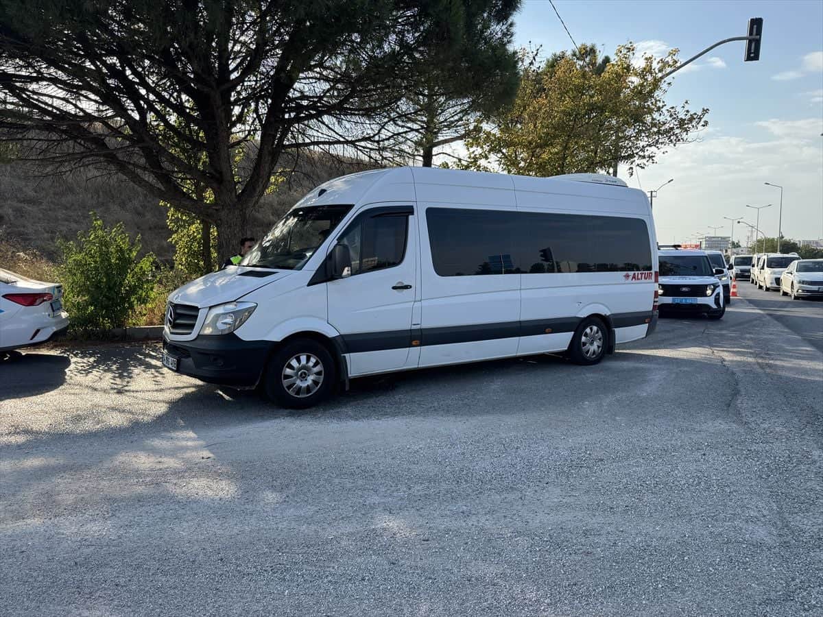 Edirne'de Minibüste 19 Kaçak Göçmen Yakalandı Edirne'de Minibüste 19 Kaçak Göçmen Yakalandı
