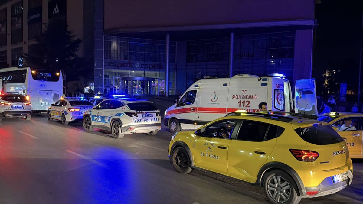 Eskişehir'de motosiklet yayalara çarptı: 2 yaralı Eskişehir'de motosiklet yayalara çarptı: 2 yaralı