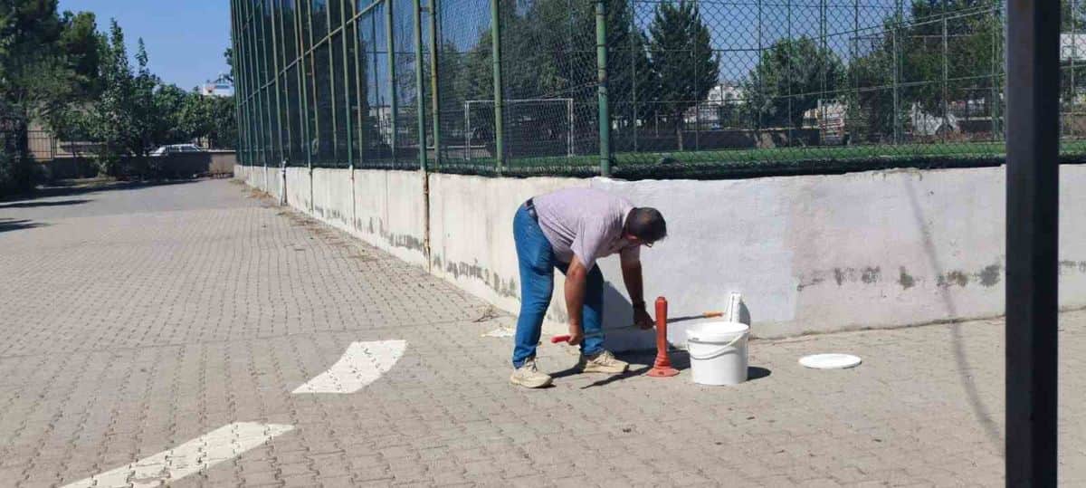 Fatih Anadolu Lisesi’nde okulun bakım ve onarımı personelin emeğiyle yapılıyor Fatih Anadolu Lisesi’nde okulun bakım ve onarımı personelin emeğiyle yapılıyor