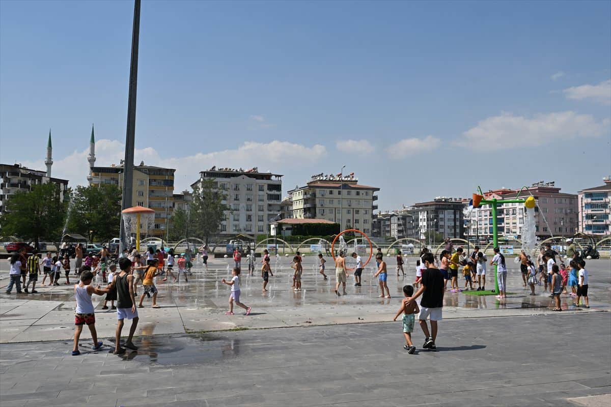 Gaziantep'te 40 Derece Sıcak: Vatandaşlar Gölge ve Su Fıskiyelerinde Serinliyor Gaziantep'te 40 Derece Sıcak: Vatandaşlar Gölge ve Su Fıskiyelerinde Serinliyor
