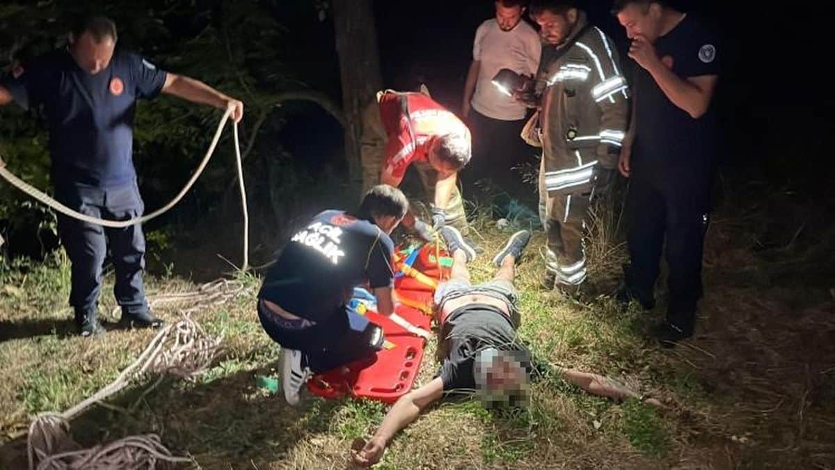 Bursa'da Alkollü Sürücü 50 Metre Uçuruma Yuvarlandı: Kurtarma Anı Kamerada Bursa'da Alkollü Sürücü 50 Metre Uçuruma Yuvarlandı: Kurtarma Anı Kamerada