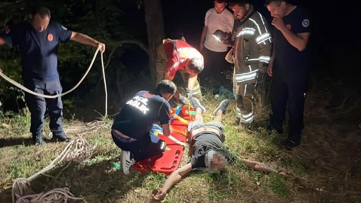 Bursa'da Alkollü Sürücü 50 Metre Uçuruma Yuvarlandı: Kurtarma Anı Kamerada Bursa'da Alkollü Sürücü 50 Metre Uçuruma Yuvarlandı: Kurtarma Anı Kamerada