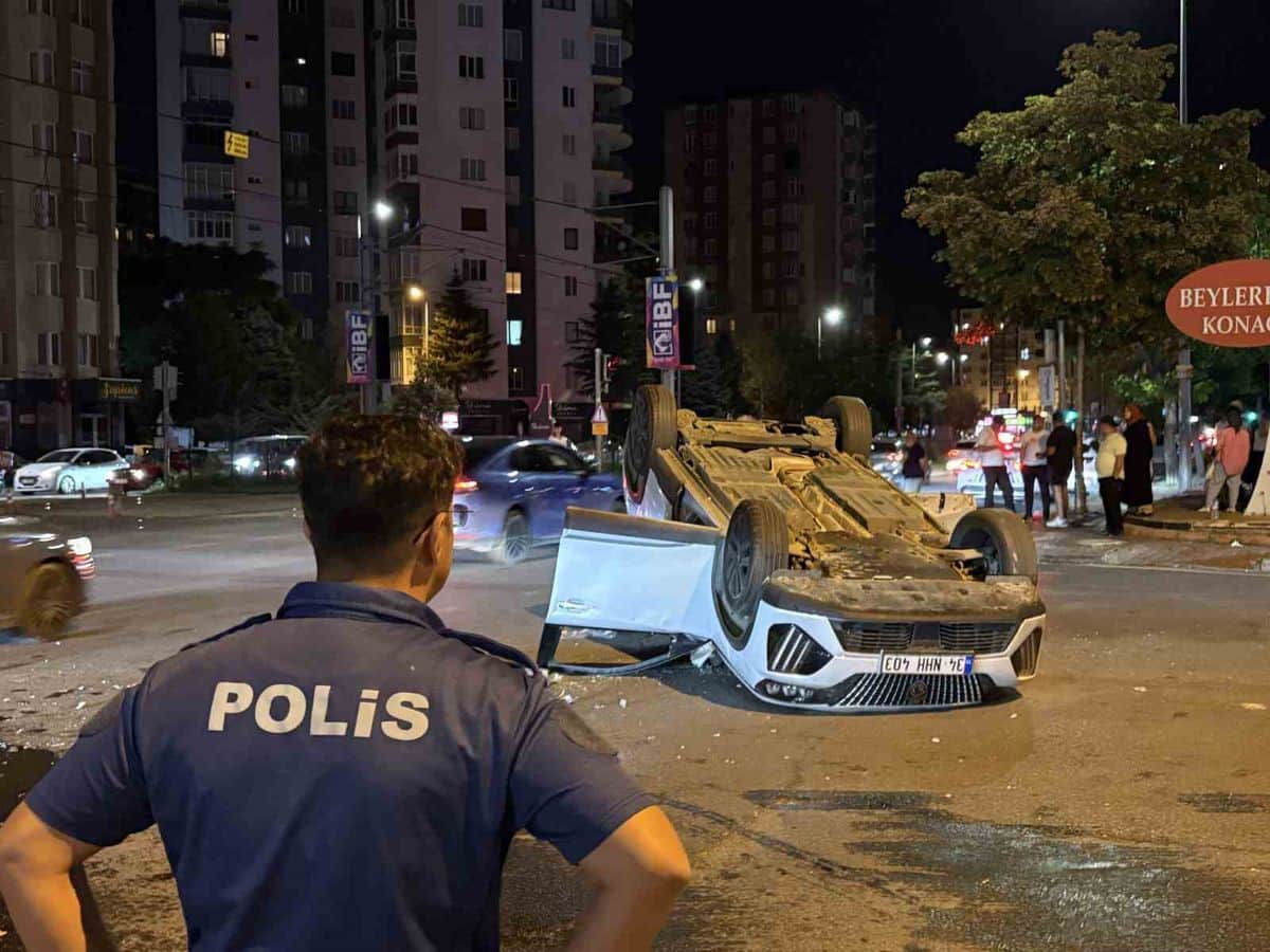 Otomobille çarpışan SUV araç takla attı: 2 yaralı Otomobille çarpışan SUV araç takla attı: 2 yaralı