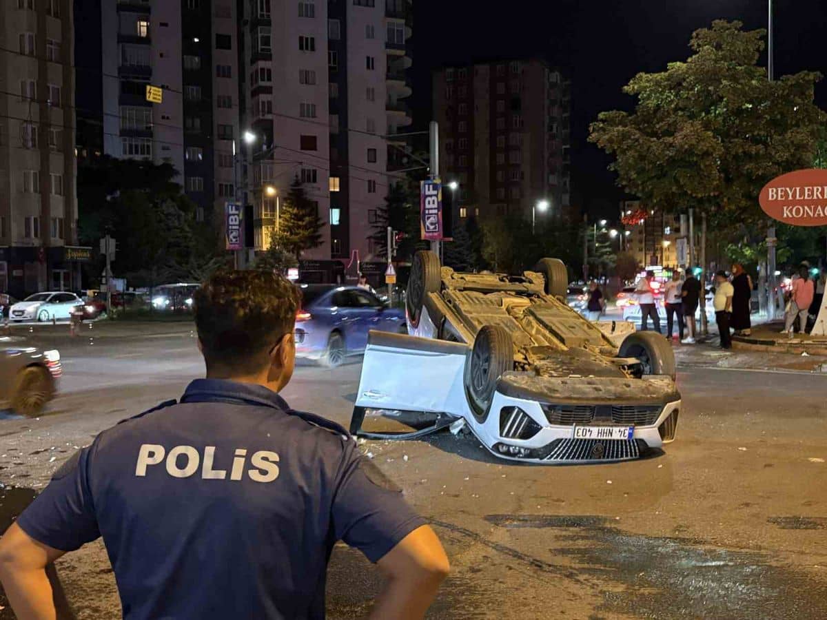 Otomobille çarpışan SUV araç takla attı: 2 yaralı Otomobille çarpışan SUV araç takla attı: 2 yaralı