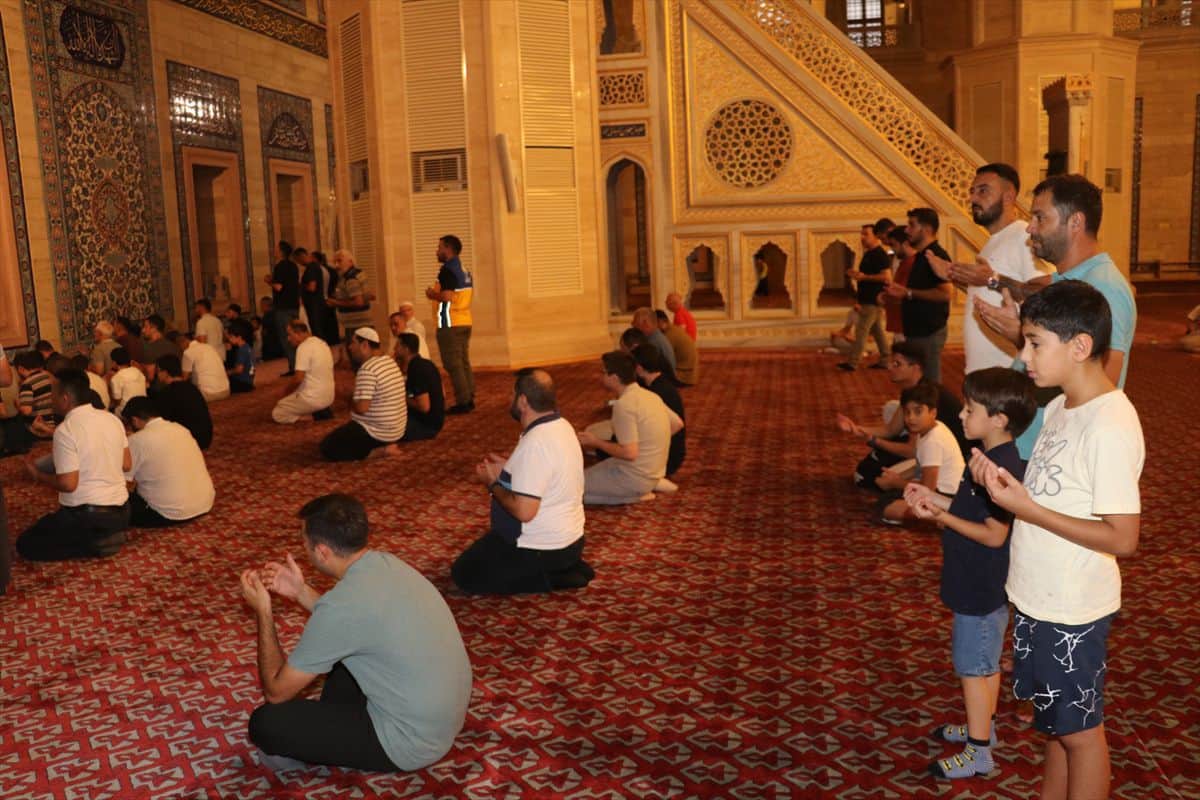 Mevlit Kandili Güneydoğu'da Dualarla İdrak Edildi Mevlit Kandili Güneydoğu'da Dualarla İdrak Edildi