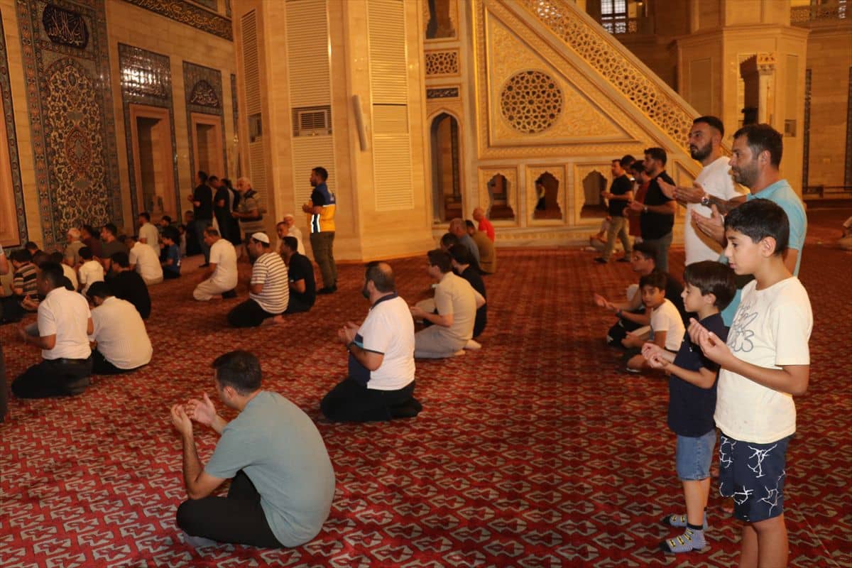 Mevlit Kandili Güneydoğu'da Dualarla İdrak Edildi Mevlit Kandili Güneydoğu'da Dualarla İdrak Edildi