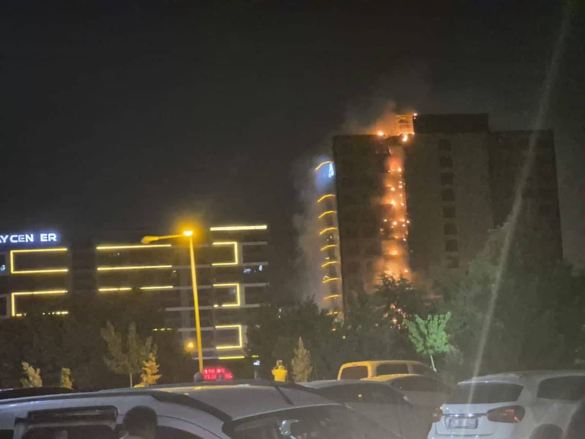 Diyarbakır’da plazada yangın; ekiplerin müdahalesi sürüyor Diyarbakır’da plazada yangın; ekiplerin müdahalesi sürüyor